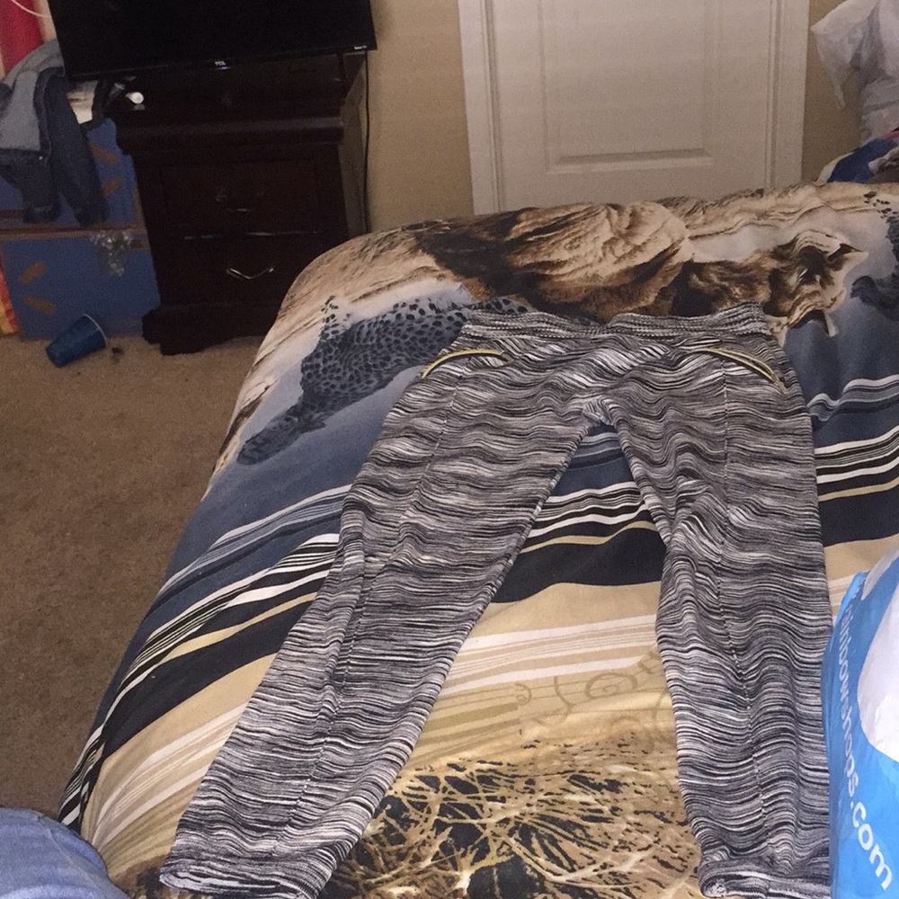I am selling black and white jeggings